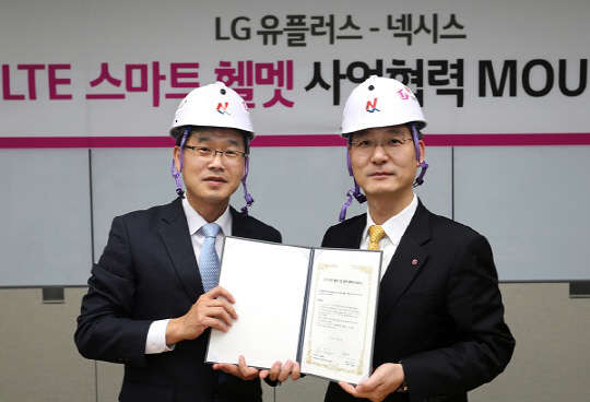 권준혁 LG유플러스 인더스트리얼 IoT사업담당 상무(오른쪽)와 김동현 넥시스 대표가 'IoT 산업 안전 플랫폼' 공동 개발을 위한 업무협약 체결 후 기념 촬영을 하고 있다. LG유플러스 제공